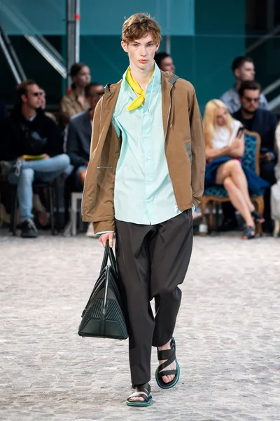 Look 32